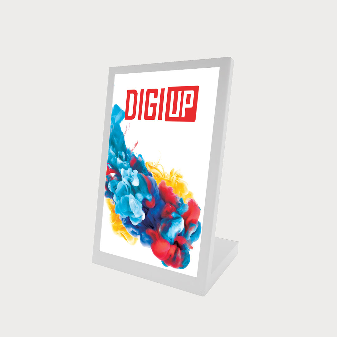 Ein weißer, aufgestellter Tischaufsteller mit dem "DIGIUP"-Motiv.