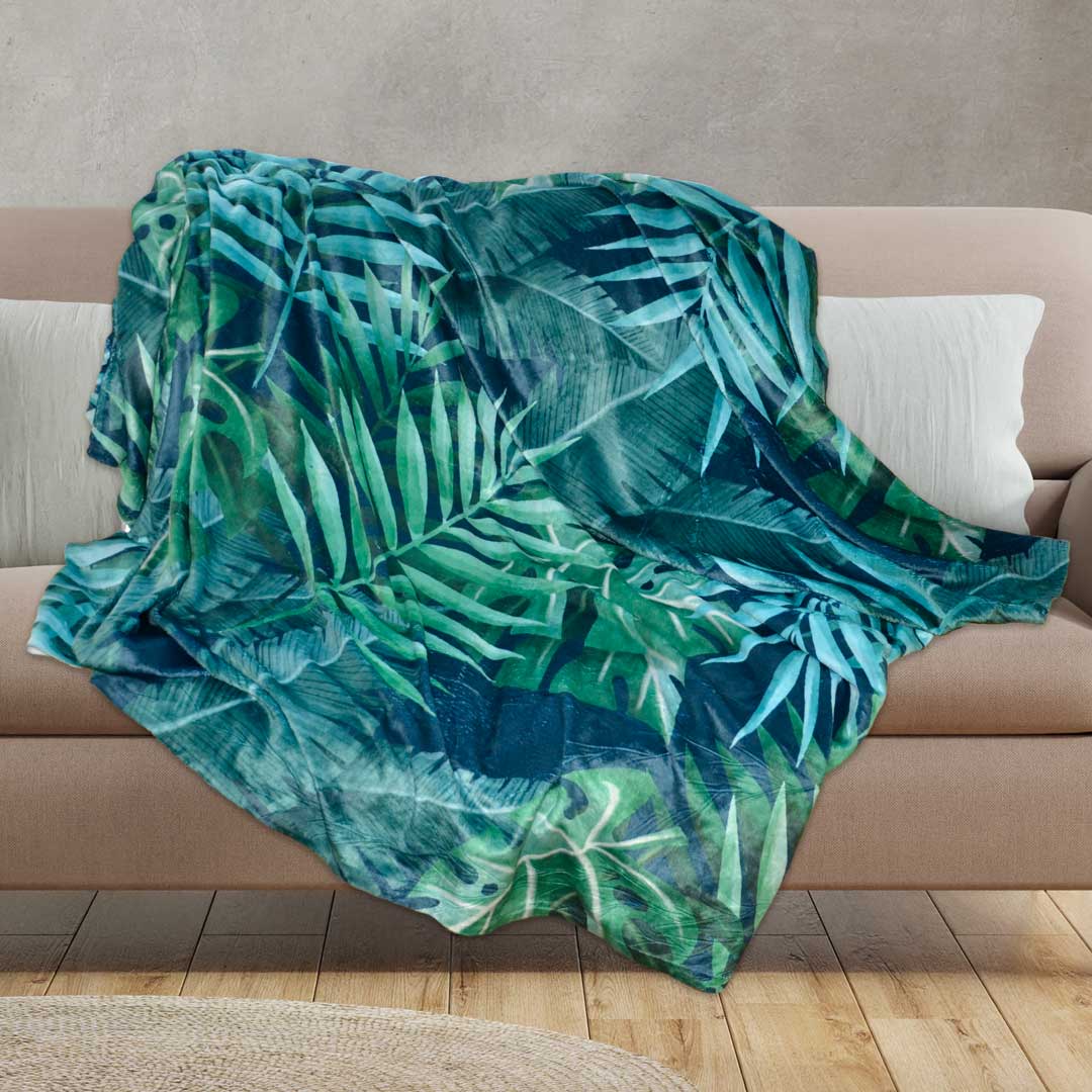 Bedruckte Fotodecke mit einem Blättermotiv, ausgebreitet über einem Sofa