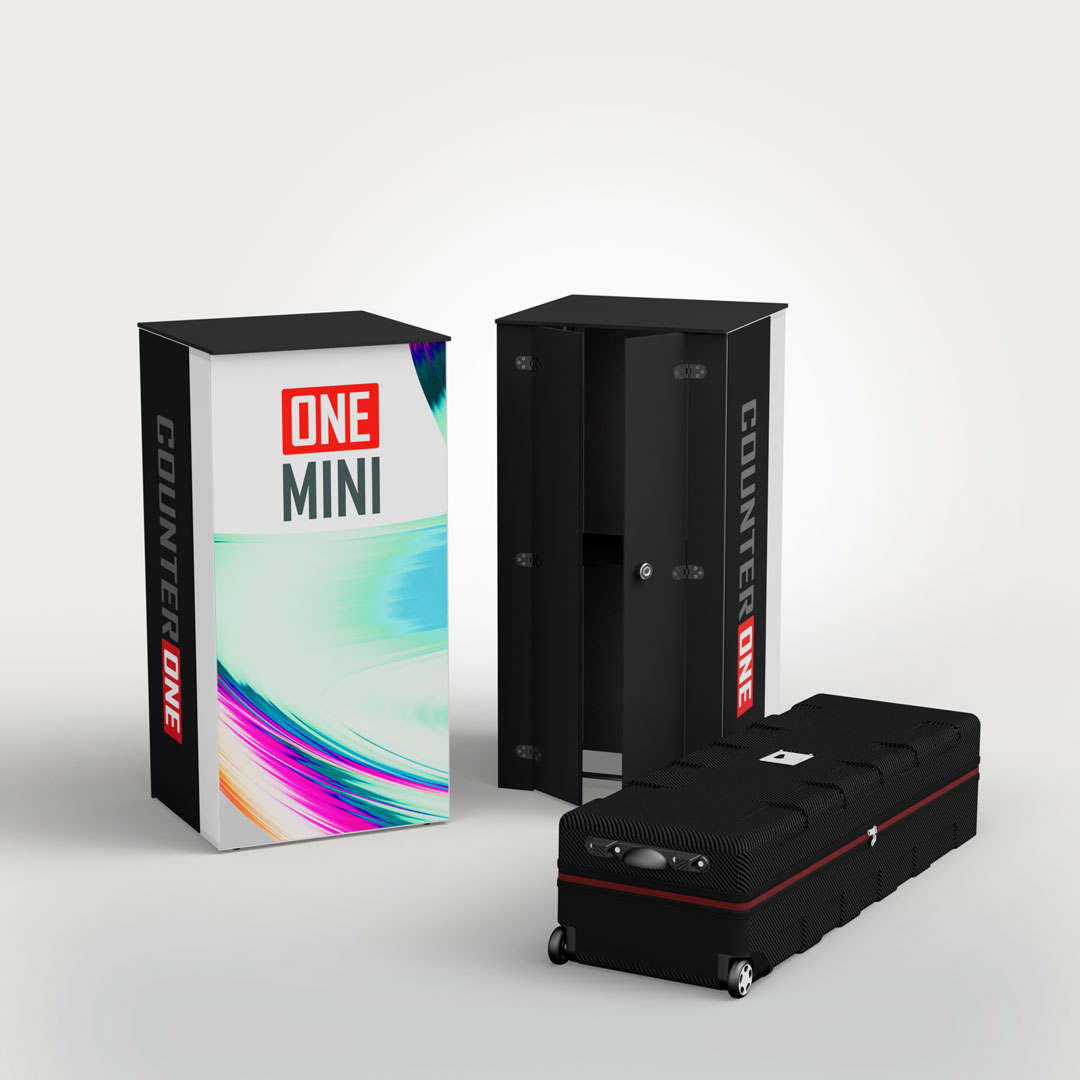 Counter One Mini mit leuchtender Frontbespannung und grafischem Motiv, Rückseite mit offenen Türen und Transportkoffer 