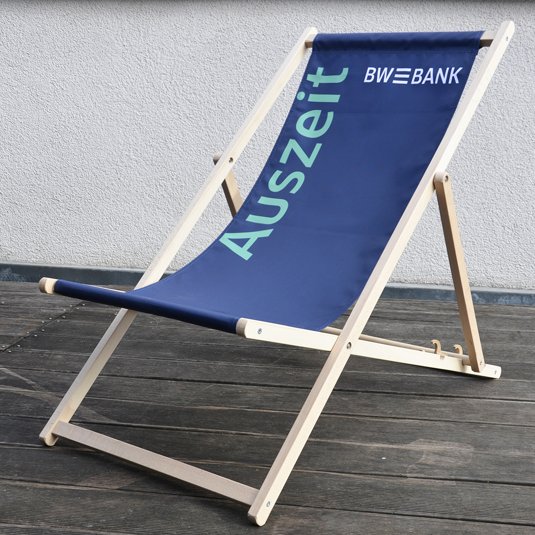 Liegestuhl ohne Armlehne mit dunkelblauer, bedruckter Bespannung und Holzgestell, Seitenansicht  