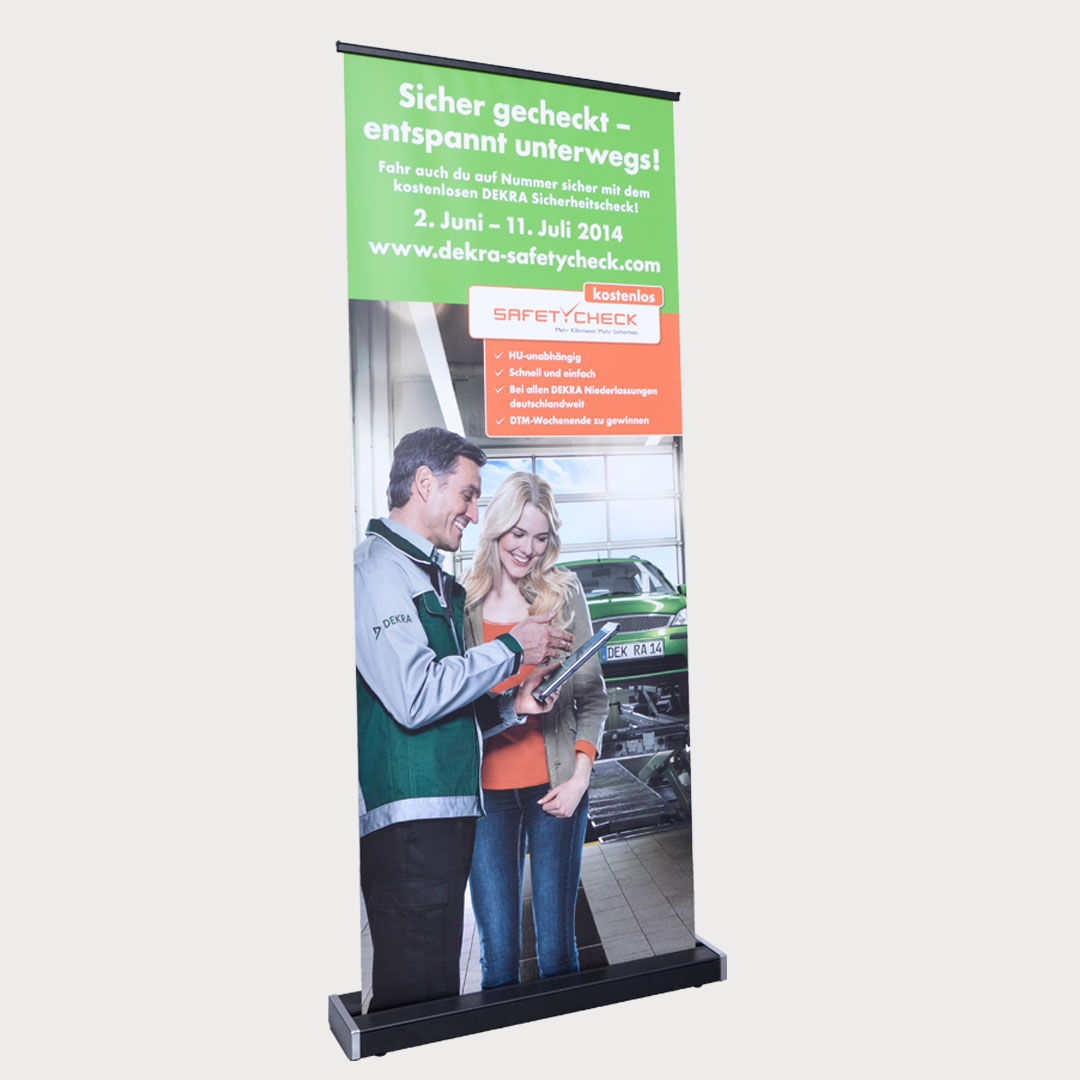 Roll-Up-Banner Black mit grün-orange bedruckter Bespannung.