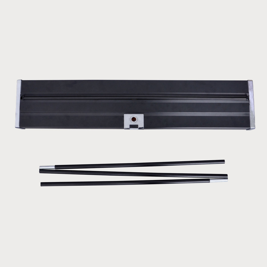 schwarzem Gehäuse und ausgeklappten Stangen des Roll-Up-Banners 