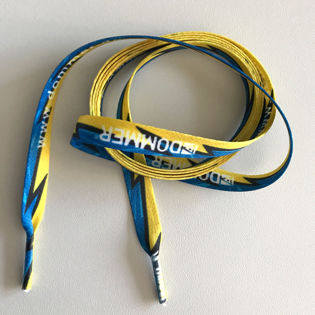 Bedruckte Schnürsenkel liegt locker 