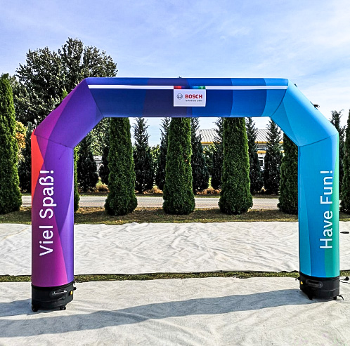 Torbogen mit farbig bedruckter Bespannung, im Freien aufgestellt