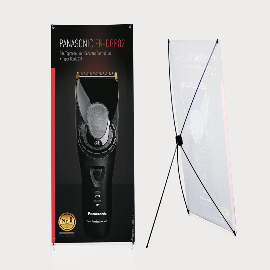 X-Banner mit dunkler bedruckter Bespannung  die Rückseite zeigt das gekreuzte Stangensystem