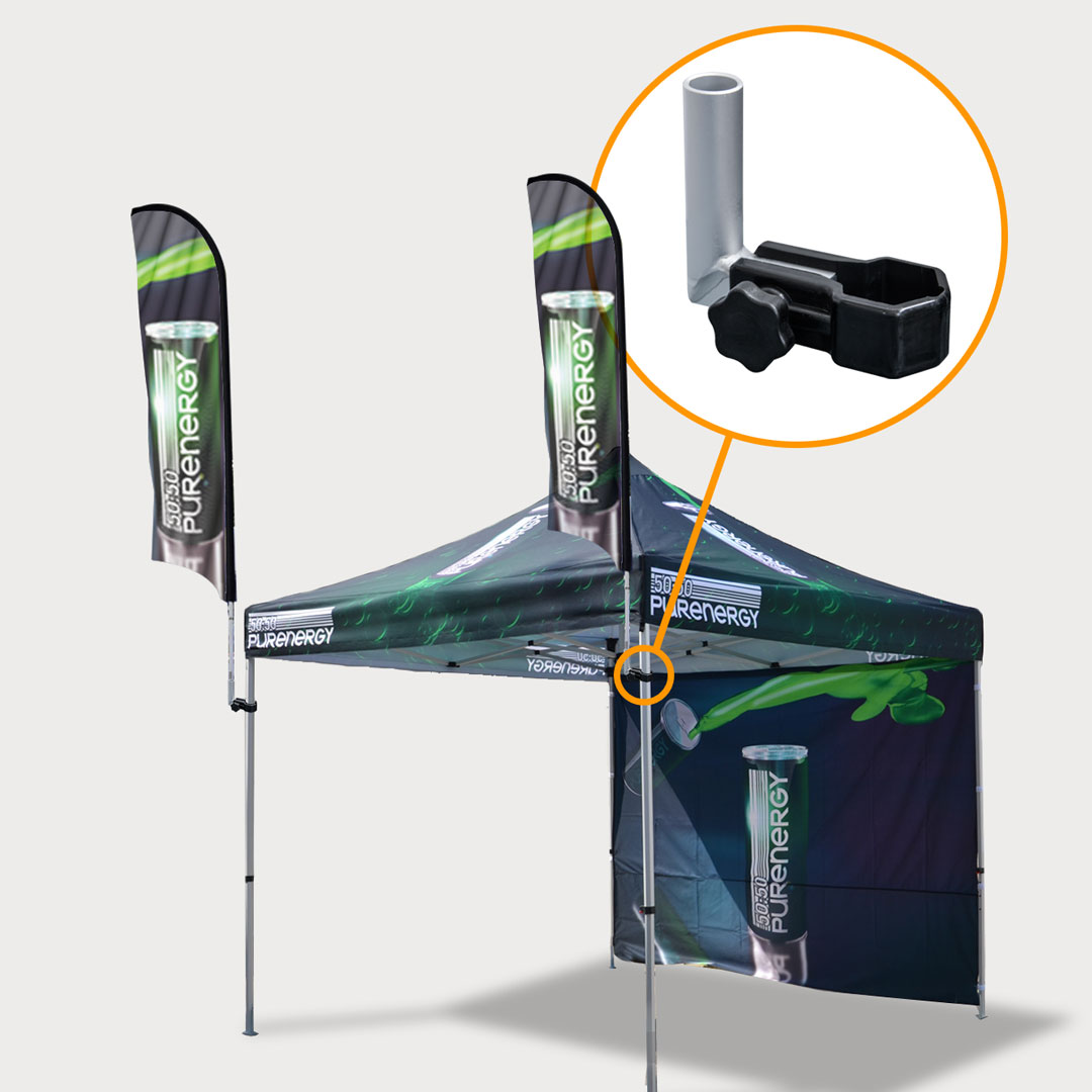 Zeltadapter montiert an einem Faltzelt mit zwei Beachflags.