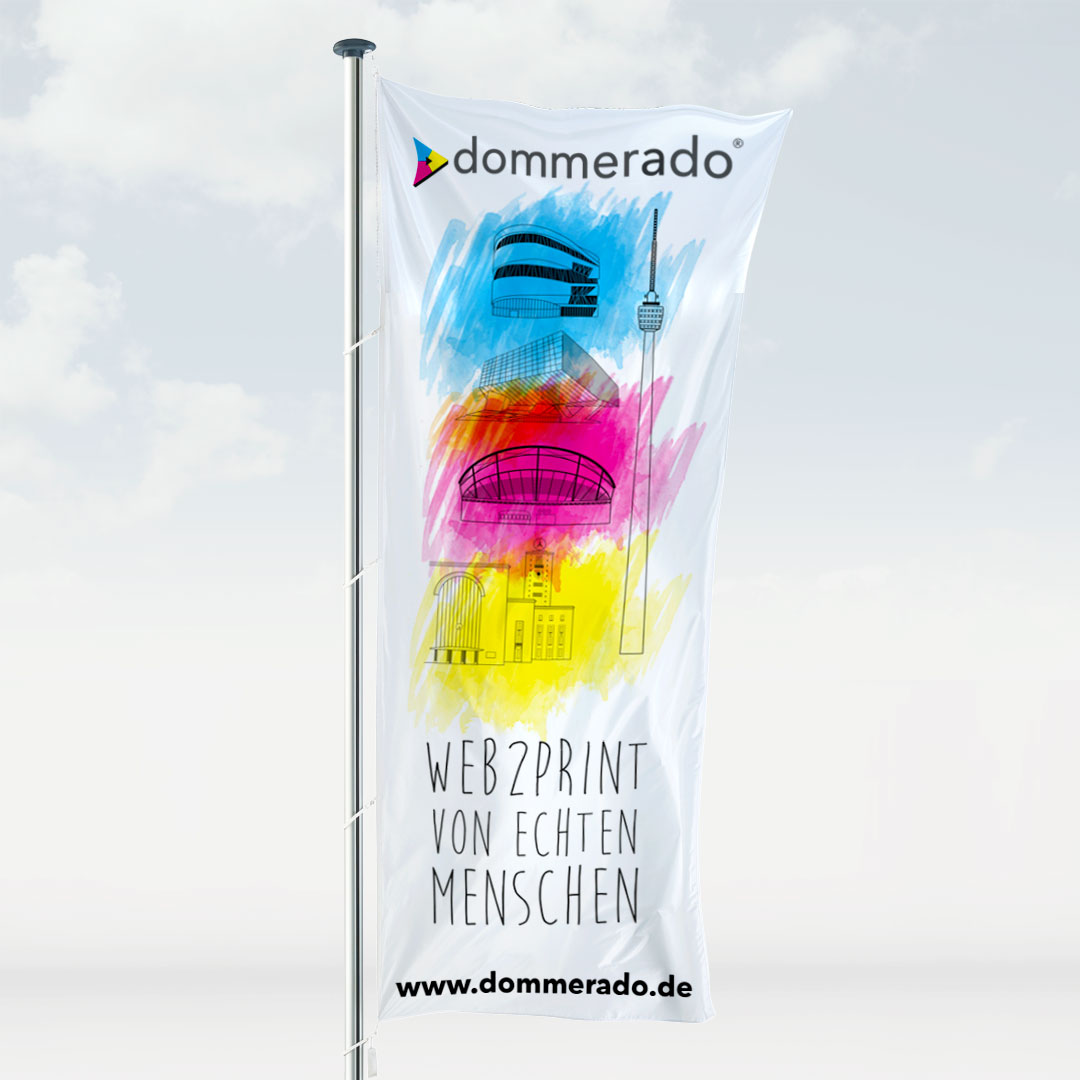 Fahne am Mast mit dommerado Motiv, Text: Fahnen