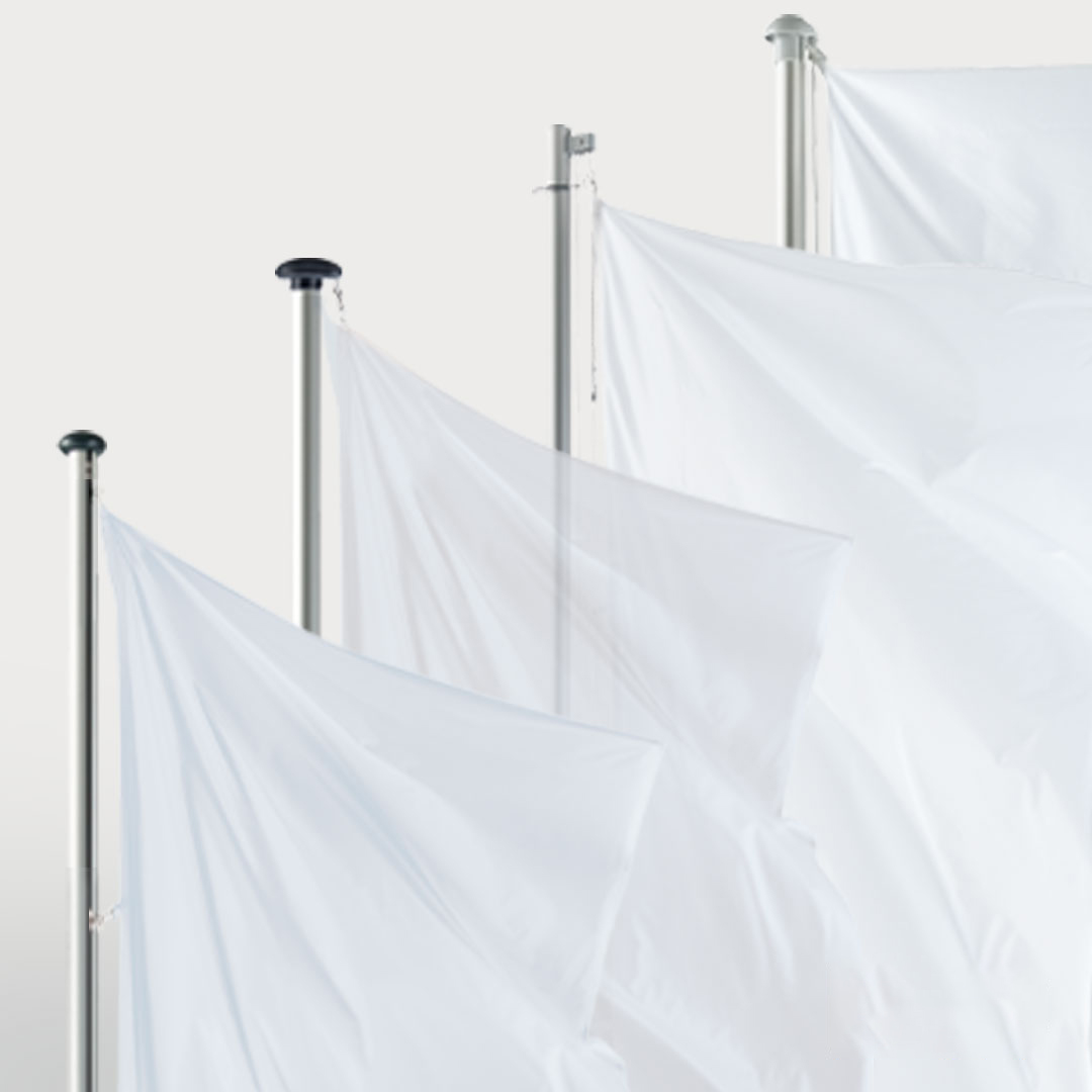 verschiedene Fahnenmasten mit weißer Fahne, Text: Fahnenmasten