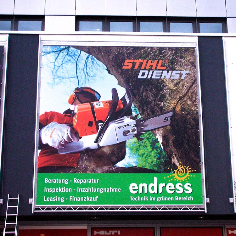 Bedrucktes Fassadenbanner an Gebäude